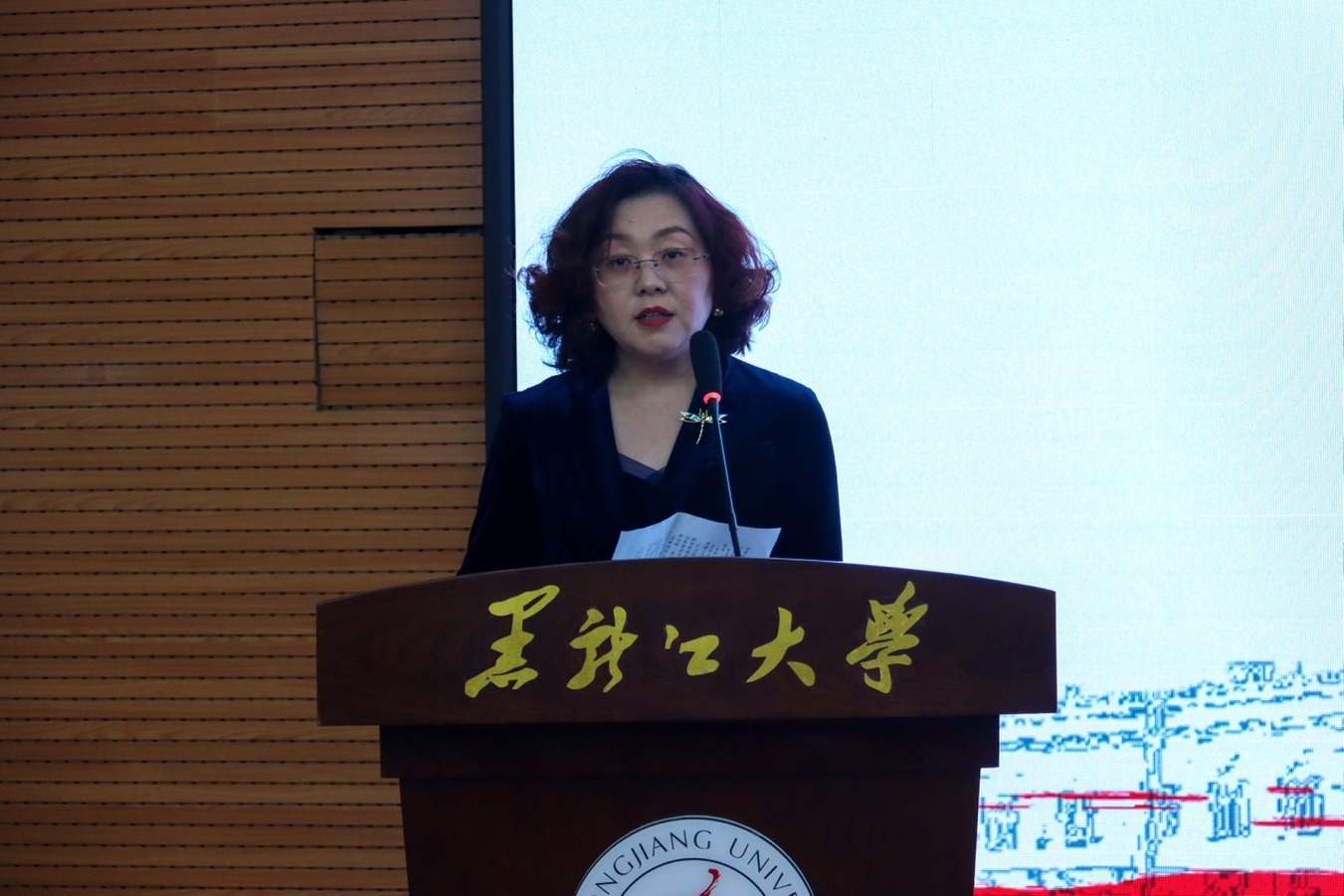 人站在钟表旁描述已自动生成,男人和女人站在一起低可信度描述已自动生成 人站在钟表旁描述已自动生成,男人和女人站在一起低可信度描述已自动生成